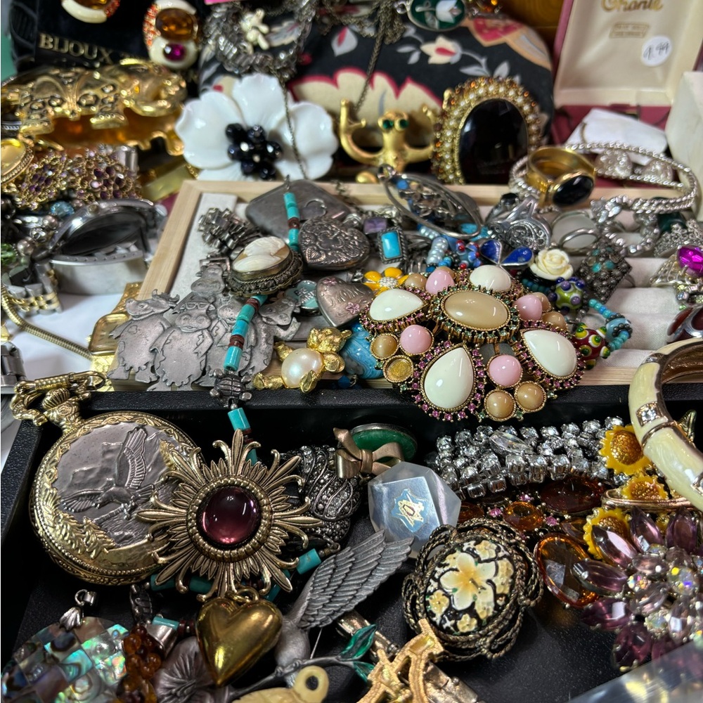 Live 9pm  gold, vintage and sterling jewelry and much more 😁